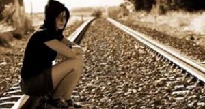chica deprimida en vías de tren